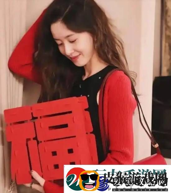 31岁章泽天晒红色套装新年美照-幸福笑容似少女